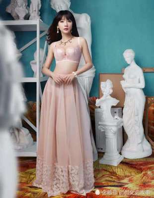 柳巖時(shí)尚演繹內(nèi)衣風(fēng)采，多色蕾絲盡顯優(yōu)雅與性感